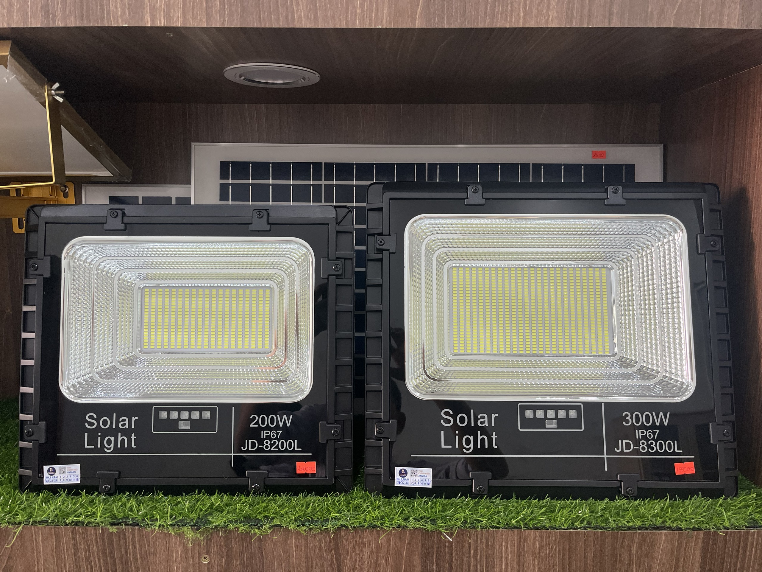 Đèn pha năng lượng mặt trời 200W - 300W JD-8300L
